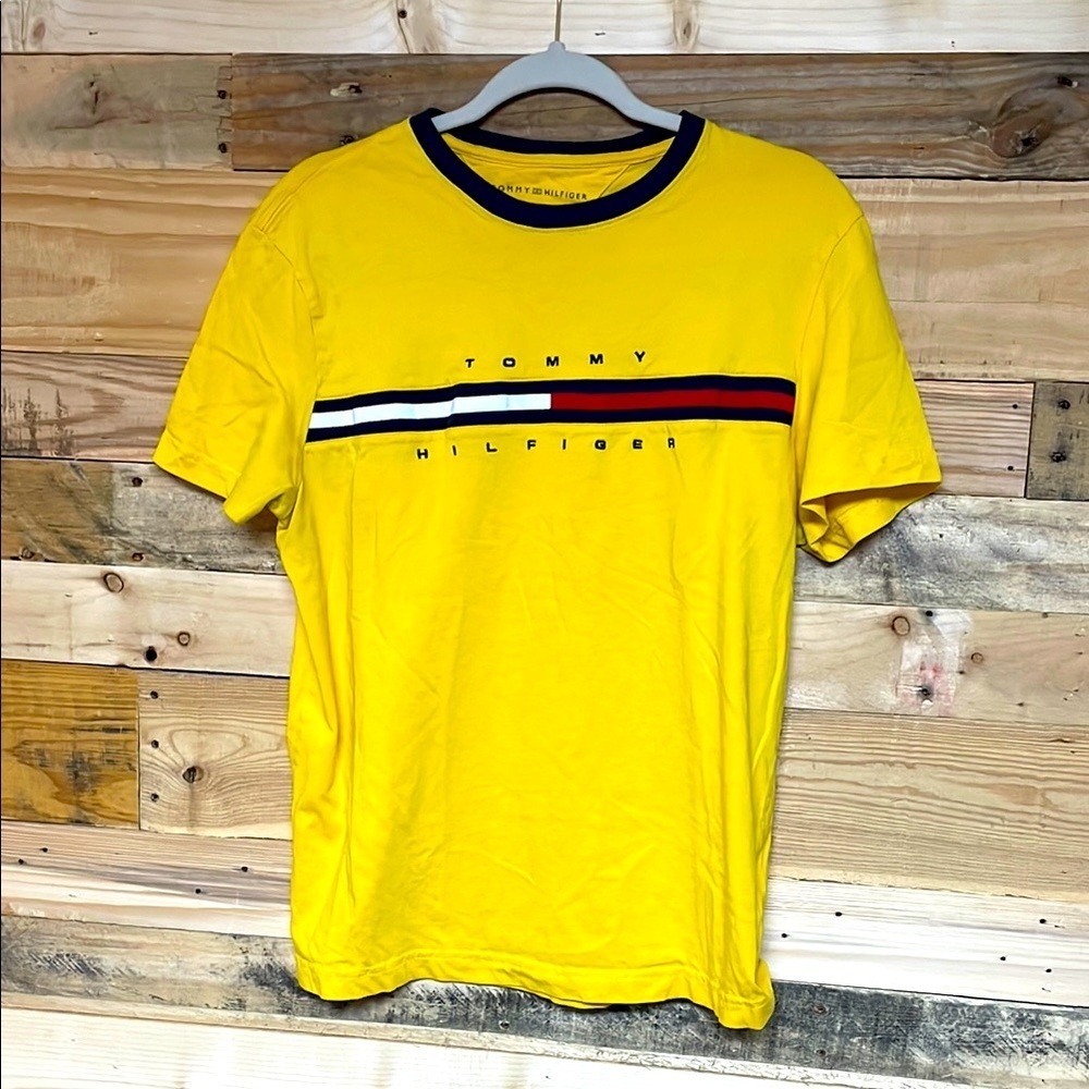 Tommy Hilfiger Size Medium Short Sleeve Yellow T-Shirt With Tommy Hilfiger Logo